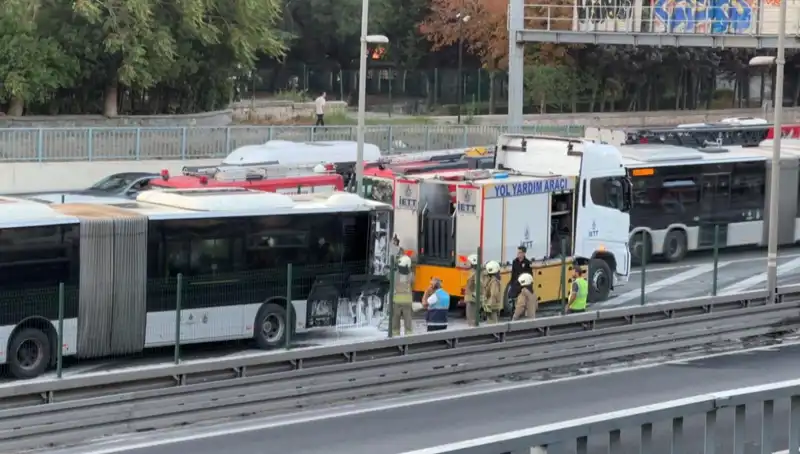 İstanbul'da Metrobüs Yangını: Trafik Tamamen Kilitlendi!