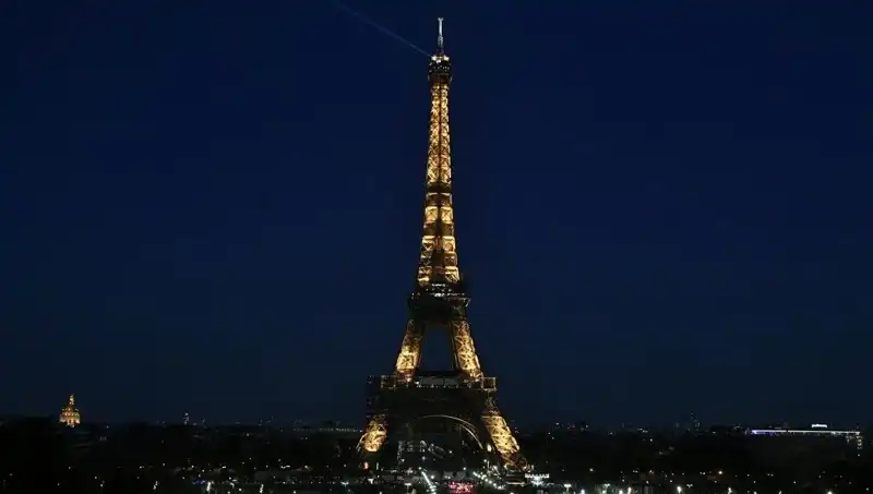 Eyfel Kulesi'ne Saldırı Planı: Paris'te Şok Tutuklamalar!