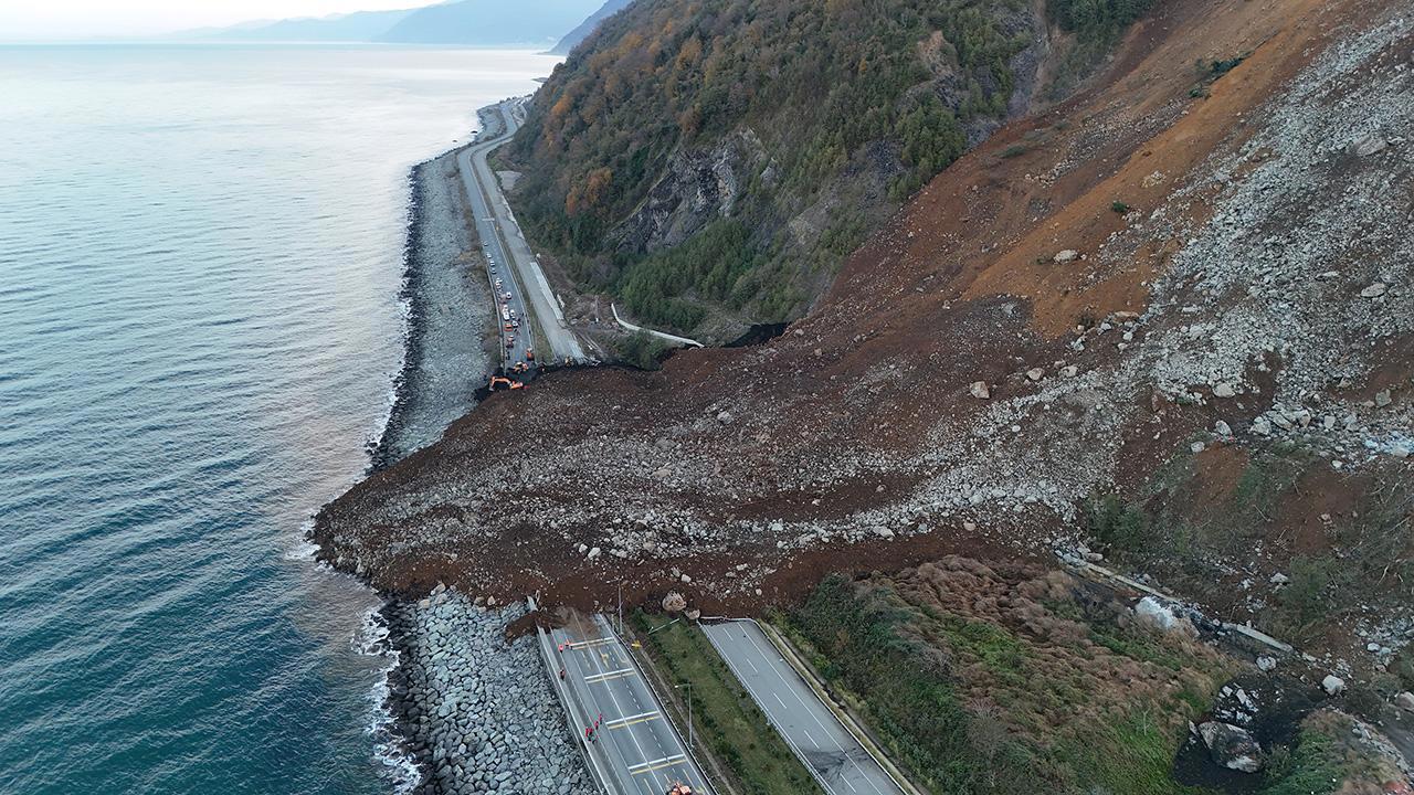 Artvin'de 100 Bin Ton Toprak Kütlesi Heyelana Neden Oldu