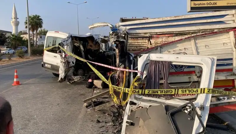 Mersin'de Tatil Yolunda Korkunç Kazada İki Kişi Hayatını Kaybetti